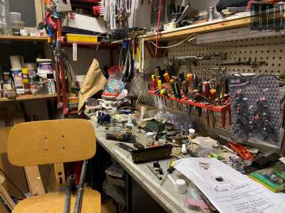 Al piano superiore invece troviamo il laboratorio di Angelo, con colle e attrezzi tra i quali cacciavite e pennelli di vario genere